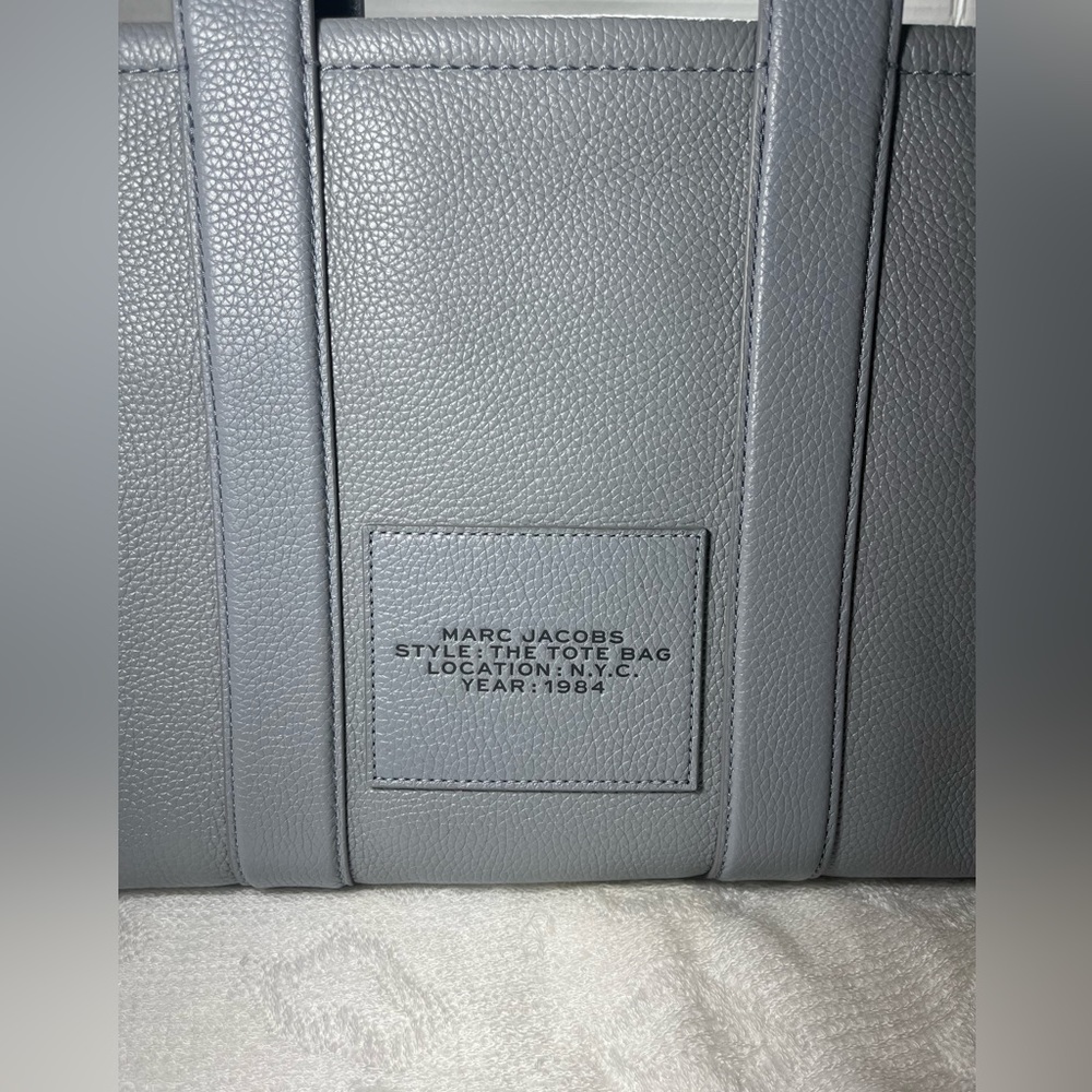 The Marc Jacob’s Leather Medium Tote Bag in Wolf Grey - Picture 6 of 12